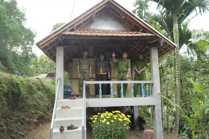 3. công an xã tham d%3fn tham ngôi nhà m%3fi c%3fa bà ph%3fm th%3f gun trong d%3fp t%3ft 2025..jpg -1