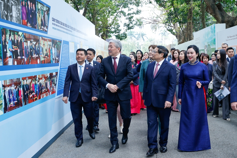 Hai Thủ tướng Việt Nam, Kyrgzystan thăm Nhà sàn Bác Hồ, thưởng thức cà phê Việt Nam -0