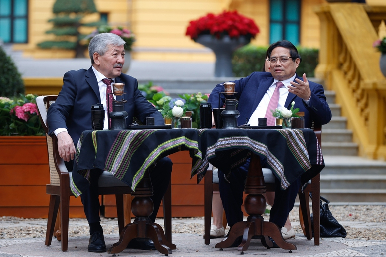 Hai Thủ tướng Việt Nam, Kyrgzystan thăm Nhà sàn Bác Hồ, thưởng thức cà phê Việt Nam -0