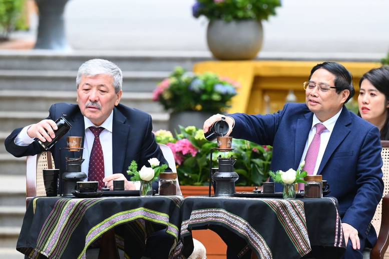 Hai Thủ tướng Việt Nam, Kyrgzystan thăm Nhà sàn Bác Hồ, thưởng thức cà phê Việt Nam -0