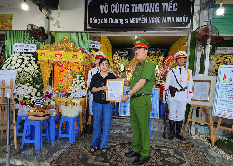 Anh đã ngã xuống vì bình yên cho nhân dân -0