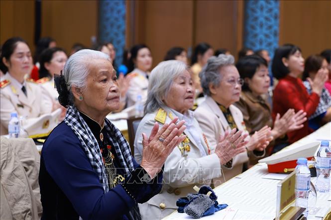 Thủ tướng gặp mặt nữ Anh hùng, nhà khoa học nhận Giải thưởng Kovalevskaia -5