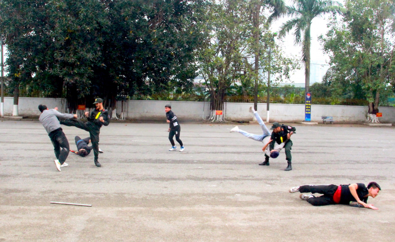 Cảnh sát cơ động, Cảnh vệ sẵn sàng biểu diễn võ thuật, khí công phục vụ nhân dân tại bờ hồ -0