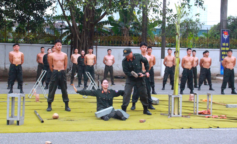 Cảnh sát cơ động, Cảnh vệ sẵn sàng biểu diễn võ thuật, khí công phục vụ nhân dân tại bờ hồ -0