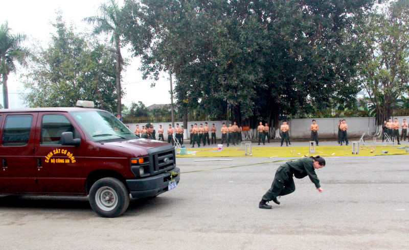 Cảnh sát cơ động, Cảnh vệ sẵn sàng biểu diễn võ thuật, khí công phục vụ nhân dân tại bờ hồ -0