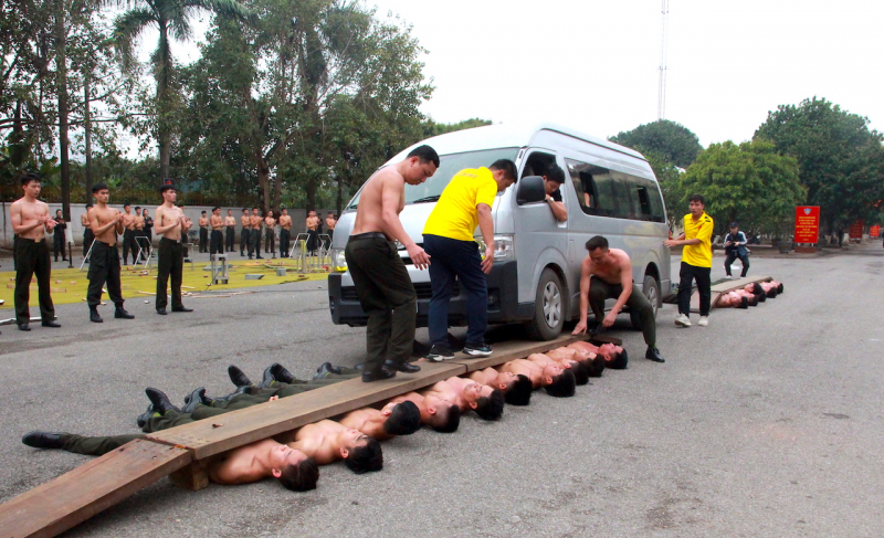 Cảnh sát cơ động, Cảnh vệ sẵn sàng biểu diễn võ thuật, khí công phục vụ nhân dân tại bờ hồ -1