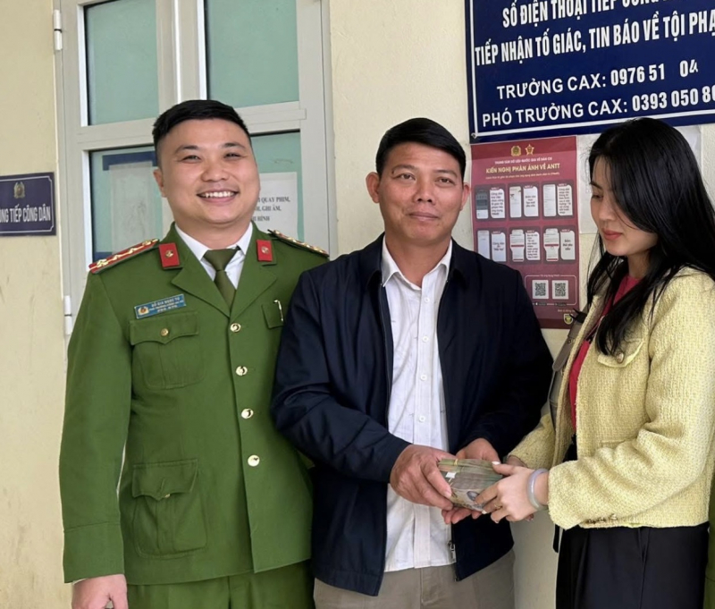 Công an xã giúp người phụ nữ nhanh chóng nhận lại 180 triệu do chuyển khoản nhầm -0