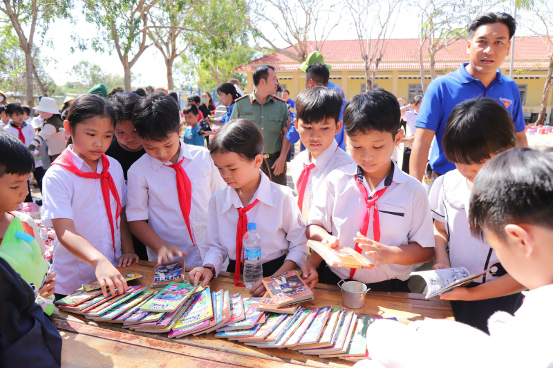 Đoàn thanh niên Công an Bình Dương với chương trình Tháng ba biên giới -0
