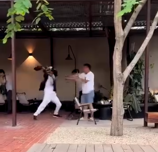 Thực hư clip Chủ tịch Tập đoàn Trung Nguyên Đặng Lê Nguyên Vũ đánh nhau trong quán cà phê? -0