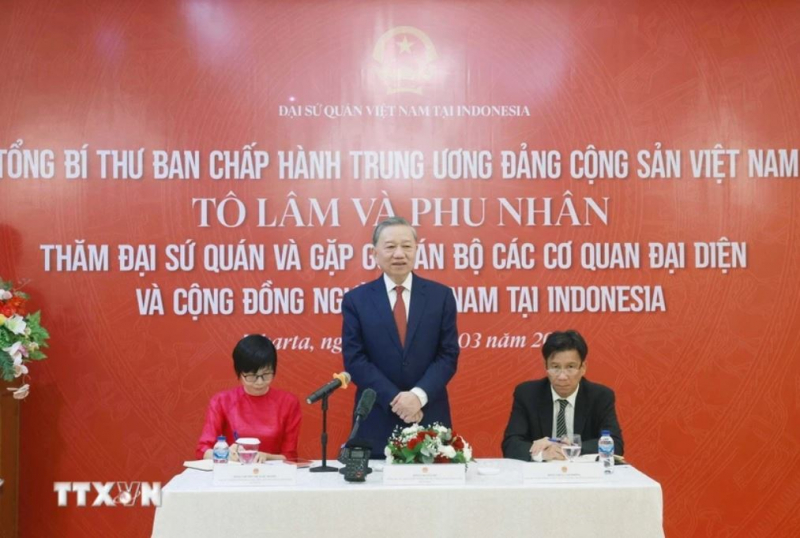 Tổng Bí thư gặp gỡ cán bộ cơ quan đại diện và cộng đồng người Việt ở Indonesia -0