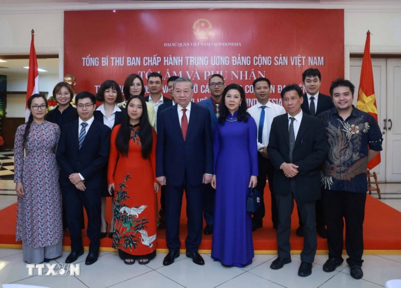 Tổng Bí thư gặp gỡ cán bộ cơ quan đại diện và cộng đồng người Việt ở Indonesia -0