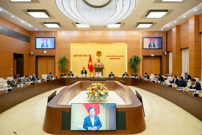 Cấp phép lái tàu, nên quy định trong luật hay phân cấp cho Bộ trưởng Bộ Xây dựng? -0