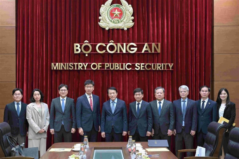 Minister Luong Tam Quang hosts new Samsung Vietnam’s General Director -0