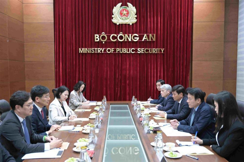 Minister Luong Tam Quang hosts new Samsung Vietnam’s General Director -0