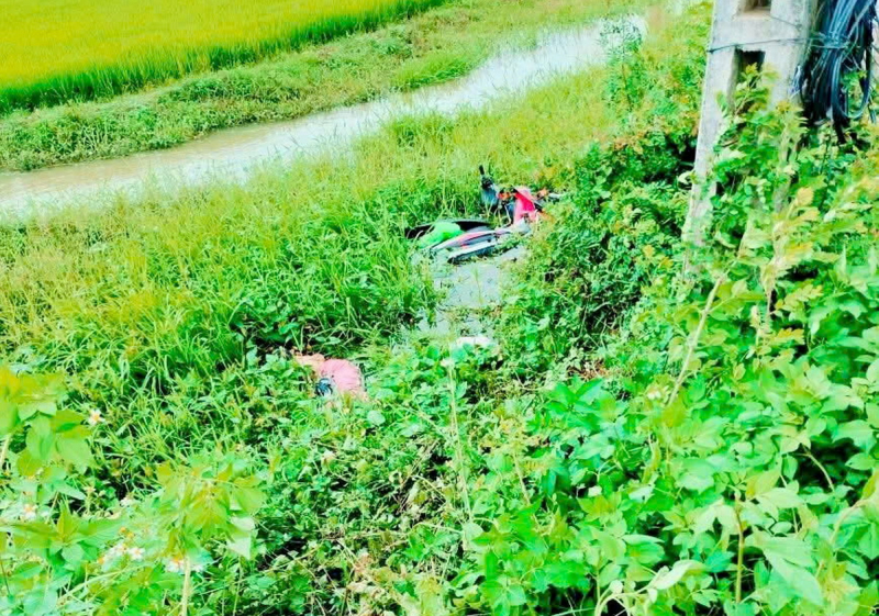 Người phụ nữ tử vong bất thường bên cạnh xe máy dưới mương dẫn nước -0
