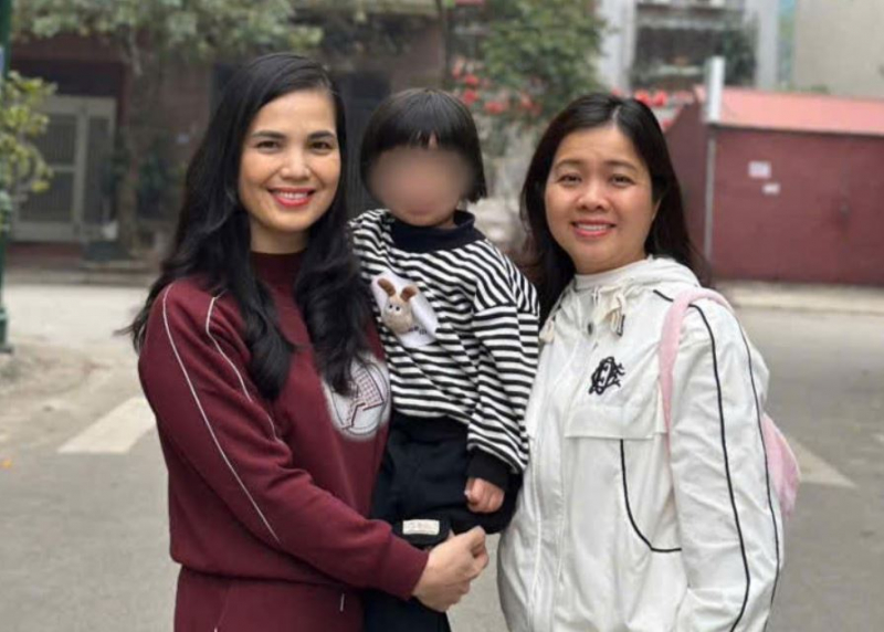 Thượng tá Công an tìm người thân cho bé gái 4 tuổi bị lạc -0