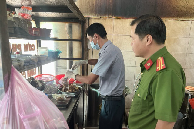 Xử phạt 5 cơ sở dịch vụ ăn uống vi phạm an toàn thực phẩm -1