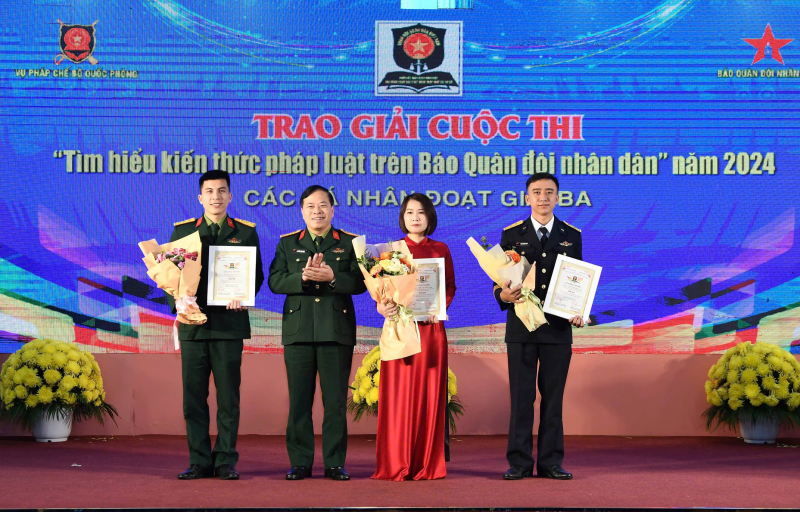 Trao giải Cuộc thi “Tìm hiểu kiến thức pháp luật trên Báo Quân đội nhân dân” -0
