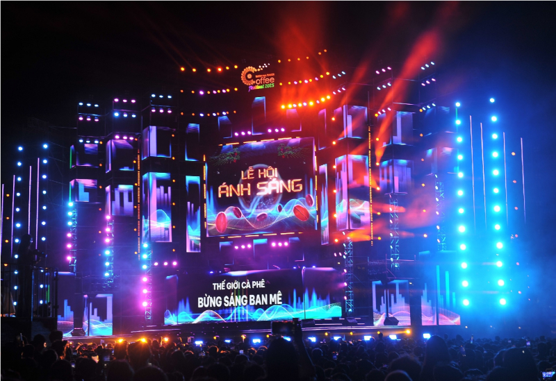Mãn nhãn tiệc ánh sáng với 500 thiết bị bay trên bầu trời Buôn Ma Thuột -0