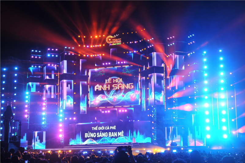 Mãn nhãn tiệc ánh sáng với 500 thiết bị bay trên bầu trời Buôn Ma Thuột -0