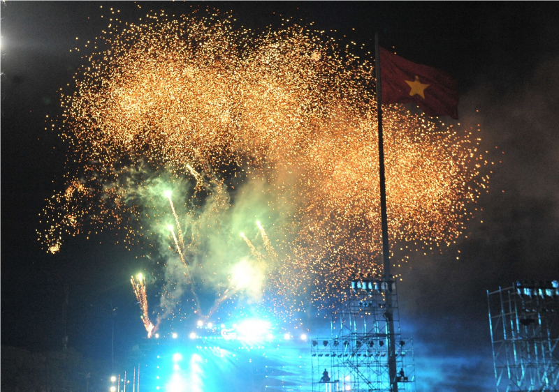 Mãn nhãn tiệc ánh sáng với 500 thiết bị bay trên bầu trời Buôn Ma Thuột -0