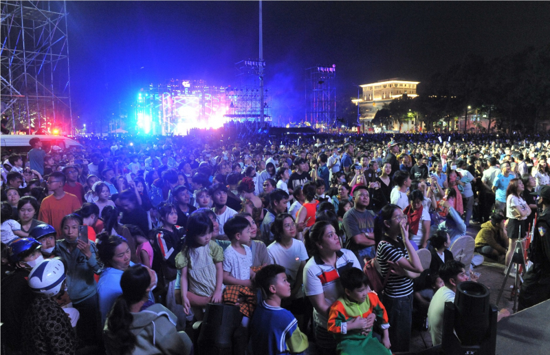 Mãn nhãn tiệc ánh sáng với 500 thiết bị bay trên bầu trời Buôn Ma Thuột -0