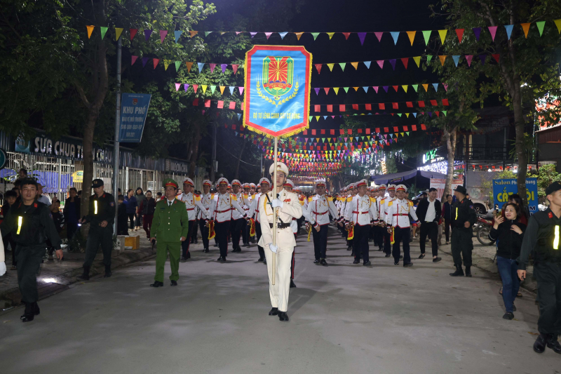 Các chiến sĩ, nghệ sĩ biểu diễn “Lời ca dâng Bác” tại Khu lưu niệm Sáu điều Bác Hồ dạy CAND -1