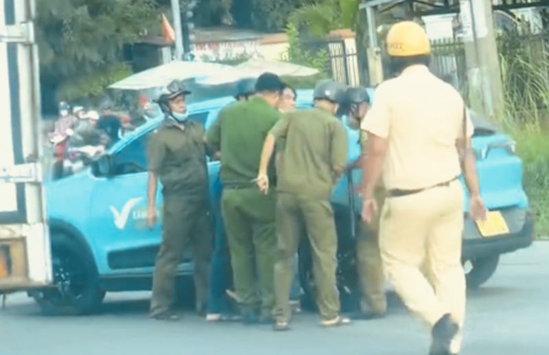 Đang làm rõ hành vi của người đàn ông cầm hung khí chặn xe taxi vì nghi vợ ở bên trong -0