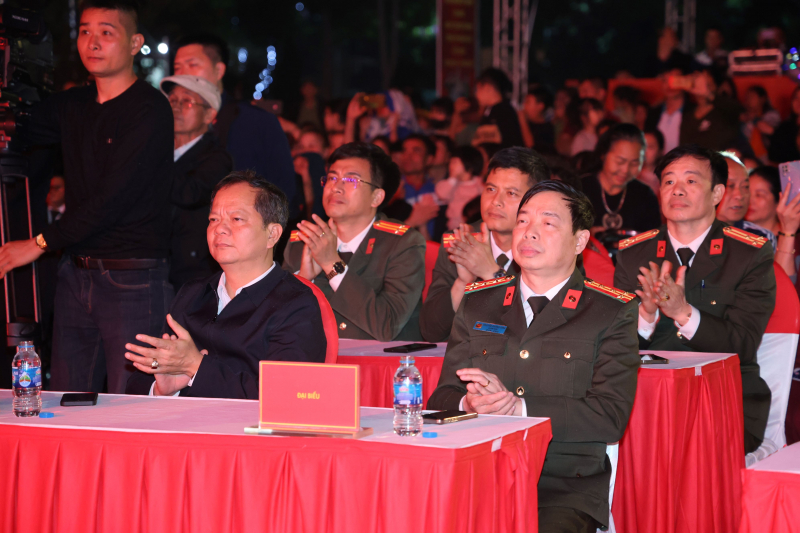 Các chiến sĩ, nghệ sĩ biểu diễn “Lời ca dâng Bác” tại Khu lưu niệm Sáu điều Bác Hồ dạy CAND -0