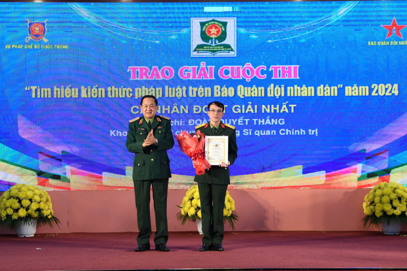Trao giải Cuộc thi “Tìm hiểu kiến thức pháp luật trên Báo Quân đội nhân dân” -0