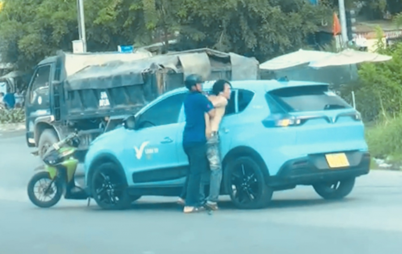 Đang làm rõ hành vi của người đàn ông cầm hung khí chặn xe taxi vì nghi vợ ở bên trong -0