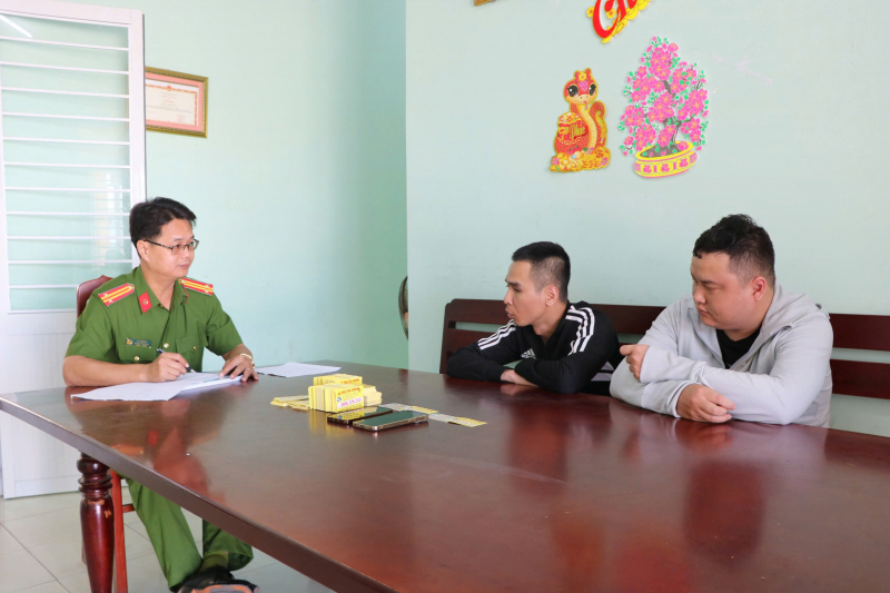 Xử lý 2 đối tượng rải tờ rơi cho vay tiền góp -0