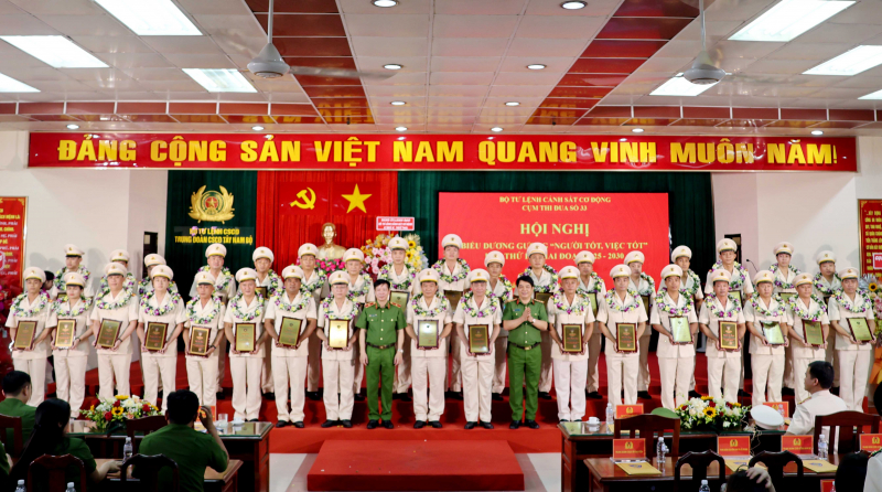 Cụm thi đua số 33 – Bộ Tư lệnh CSCĐ biểu dương, tôn vinh 80 gương “người tốt, việc tốt” -1