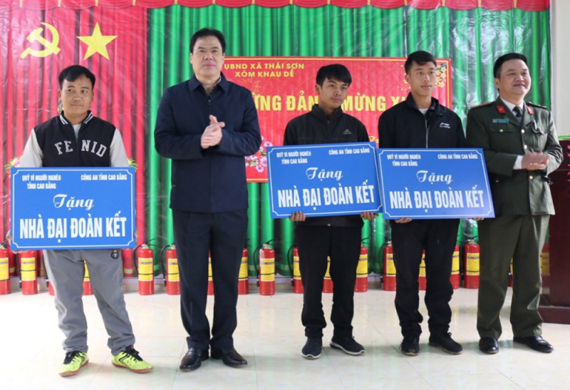 giám đốc công an tỉnh vũ hồng quang trao nhà đại đoàn kết cho 3 gia đình thuộc xóm khau dề, xã thái sơn..jpg -1