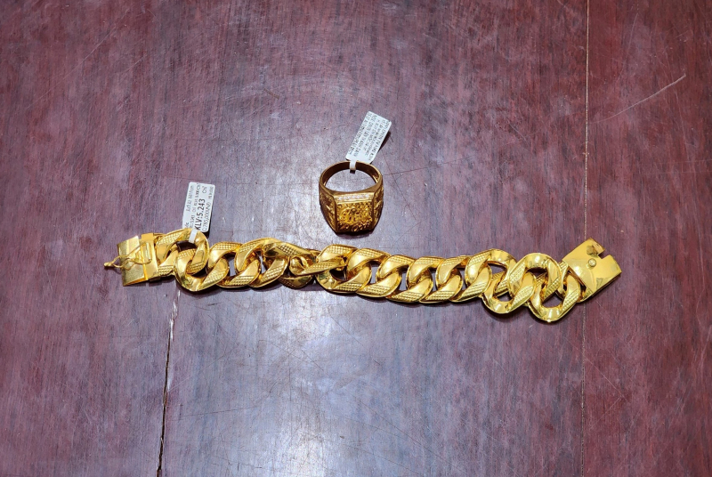 Công an xã phối hợp người dân bắt giữ đối tượng cướp giật tại tiệm vàng -2