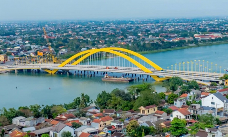 Độc đáo cầu vượt sông Hương nghìn tỷ với 64 “lọng vàng cung đình” -0