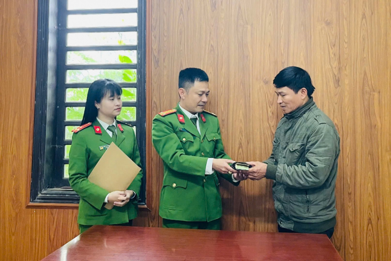 Thợ xây nhặt chiếc ví chứa nhiều tiền liền mang đến trình báo Công an phường -0