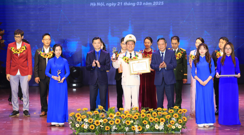 Trưởng Công an thị trấn Phú Xuyên được tuyên dương Gương mặt trẻ Thủ đô tiêu biểu năm 2024 -0