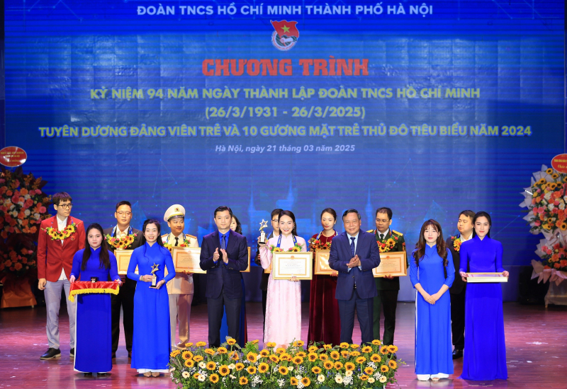 Trưởng Công an thị trấn Phú Xuyên được tuyên dương Gương mặt trẻ Thủ đô tiêu biểu năm 2024 -0