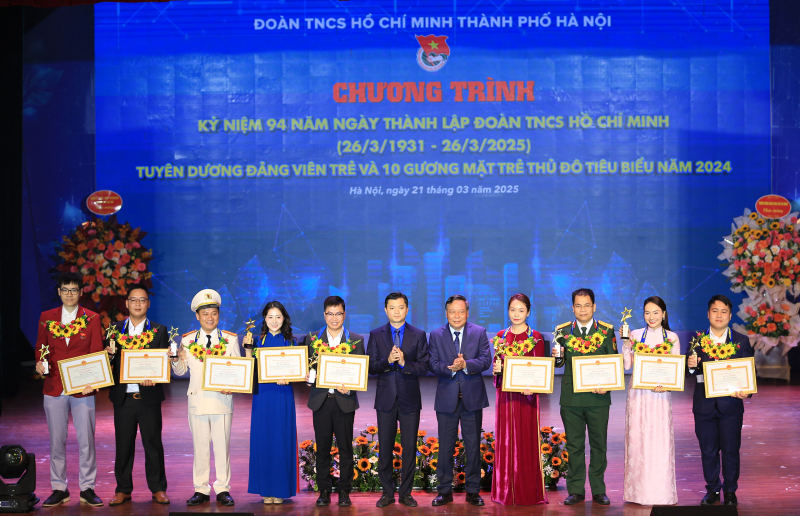 Trưởng Công an thị trấn Phú Xuyên được tuyên dương Gương mặt trẻ Thủ đô tiêu biểu năm 2024 -0