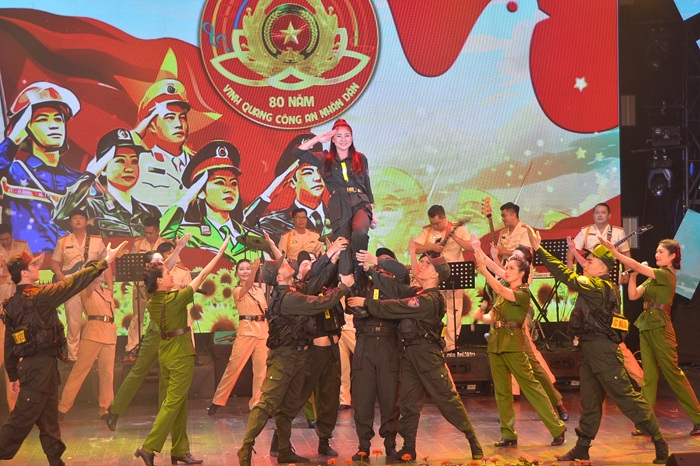 Sôi nổi hội diễn nghệ thuật quần chúng CAND khu vực 2 -0