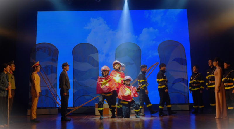 “Ngược chiều bình an” khắc họa sự hy sinh  của người lính cứu hỏa trên sân khấu kịch -0