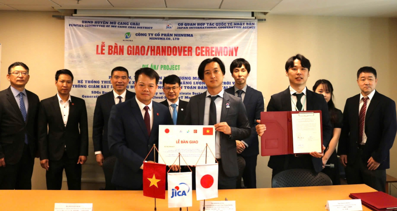 Bàn giao 300 thiết bị phát và lưu trữ điện năng lượng mặt trời cho huyện Mù Cang Chải -0