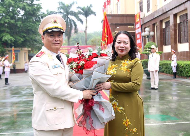 Trầm lặng mà sáng chói - 50 năm một dáng hình cảnh vệ -0