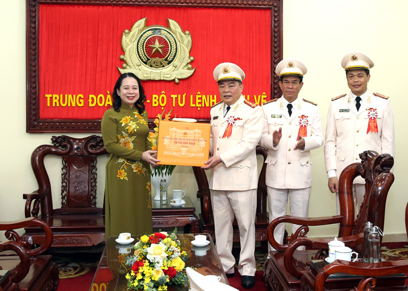 Trầm lặng mà sáng chói - 50 năm một dáng hình cảnh vệ -1