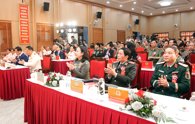 Trầm lặng mà sáng chói - 50 năm một dáng hình cảnh vệ -0