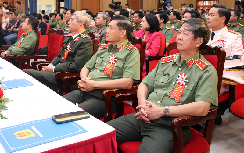 Trầm lặng mà sáng chói - 50 năm một dáng hình cảnh vệ -0