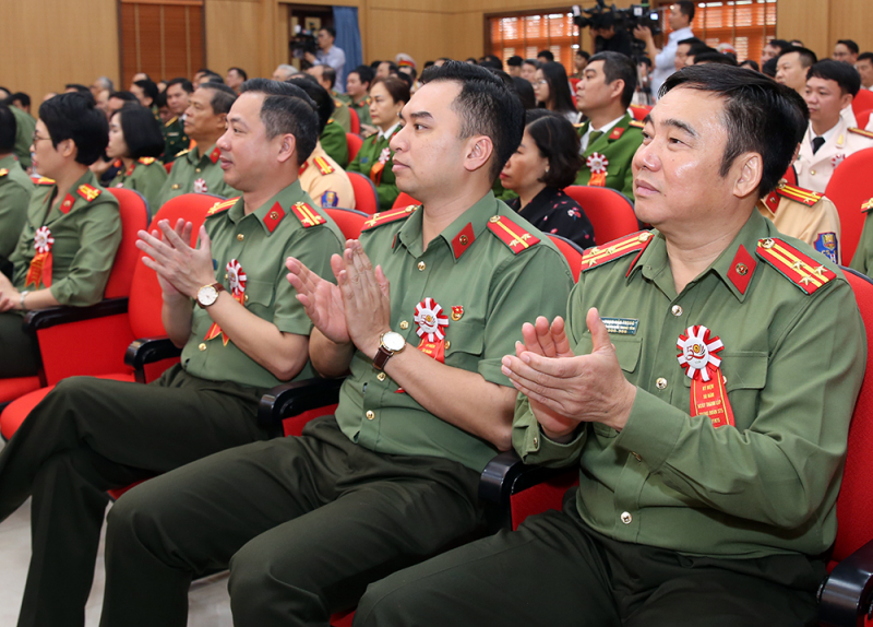 Trầm lặng mà sáng chói - 50 năm một dáng hình cảnh vệ -1