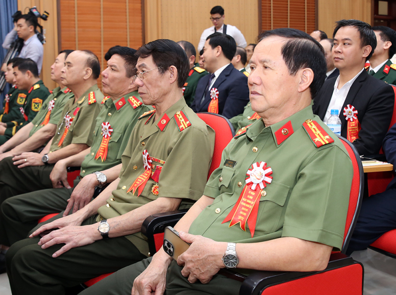 Trầm lặng mà sáng chói - 50 năm một dáng hình cảnh vệ -2