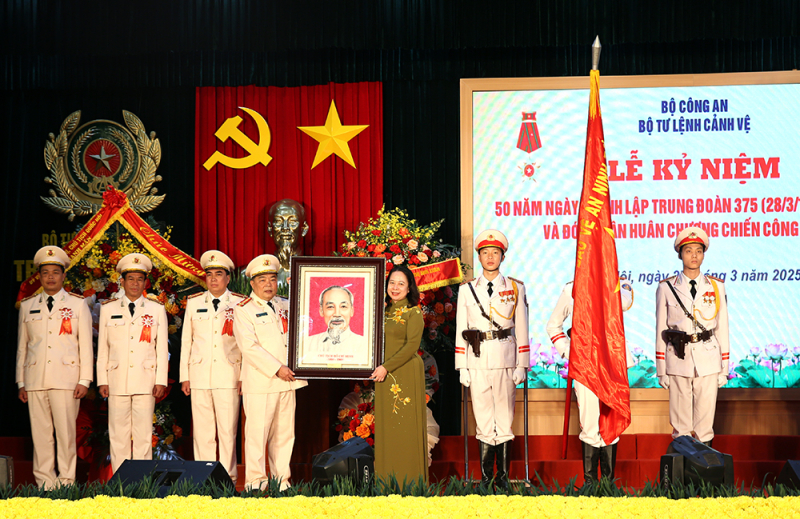 Trầm lặng mà sáng chói - 50 năm một dáng hình cảnh vệ -0